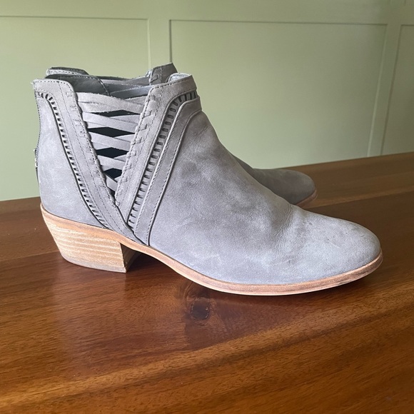 Vince Camuto Gray Suede Ankle Booties Women’s Size 8 – Western Boho Chic Fall - Picture 2 of 6